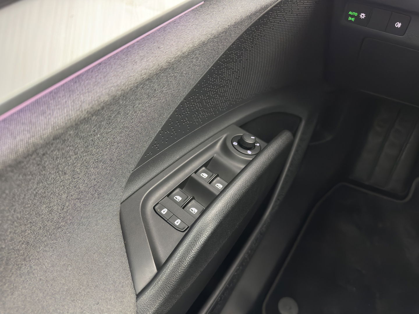 Škoda Enyaq iV 80 [ 3-Fase ] (INCL-BTW) *LEATHER-FABRIC | FULL-LED | DIGI-COCKPIT | CAMERA | KEYLESS | NAVI-FULLMAP | AMBIENT-LIGHT | ECC | HEATED-COMFORTSEATS | DAB+ | PDC | CRUISE | CARPLAY | TOWBAR | 19"ALU*