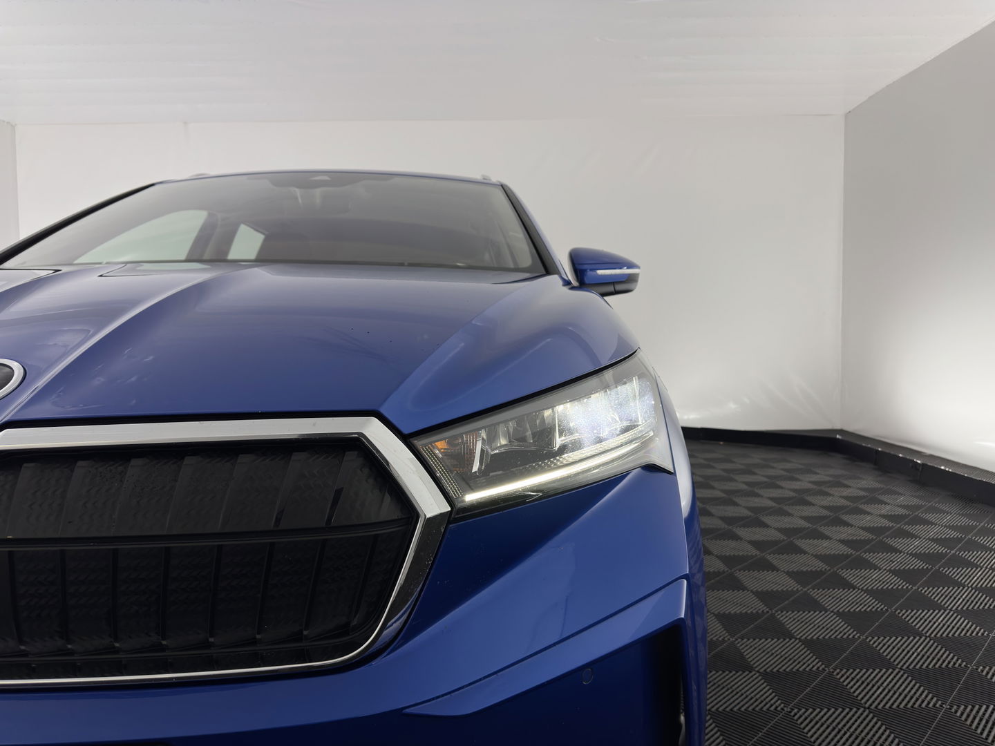 Škoda Enyaq iV 80 [ 3-Fase ] {SOH-88% } (INCL-BTW) *LEATHER-FABRIC | FULL-LED | DIGI-COCKPIT | CAMERA | KEYLESS | NAVI-FULLMAP | AMBIENT-LIGHT | ECC | HEATED-COMFORTSEATS | DAB+ | PDC | CRUISE | CARPLAY | TOWBAR | 19"ALU*