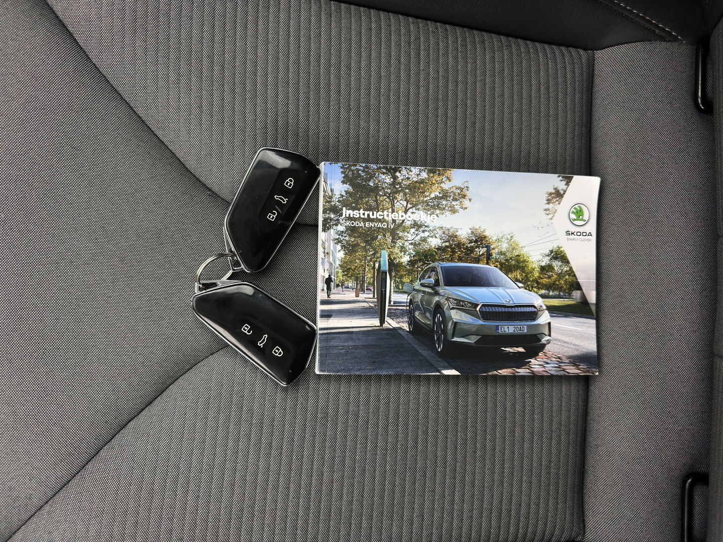 Škoda Enyaq iV 80 [ 3-Fase ] {SOH-88% } (INCL-BTW) *LEATHER-FABRIC | FULL-LED | DIGI-COCKPIT | CAMERA | KEYLESS | NAVI-FULLMAP | AMBIENT-LIGHT | ECC | HEATED-COMFORTSEATS | DAB+ | PDC | CRUISE | CARPLAY | TOWBAR | 19"ALU*