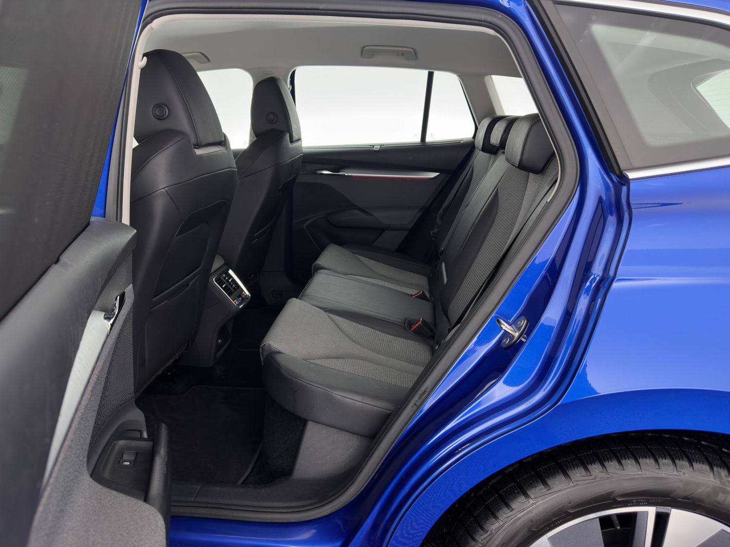 Škoda Enyaq iV 80 [ 3-Fase ] {SOH-88% } (INCL-BTW) *LEATHER-FABRIC | FULL-LED | DIGI-COCKPIT | CAMERA | KEYLESS | NAVI-FULLMAP | AMBIENT-LIGHT | ECC | HEATED-COMFORTSEATS | DAB+ | PDC | CRUISE | CARPLAY | TOWBAR | 19"ALU*