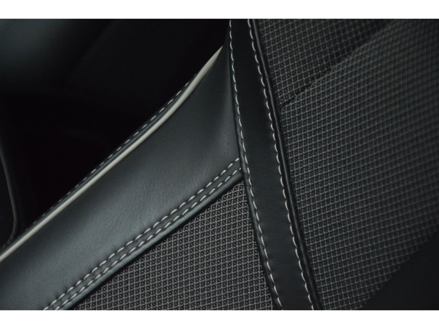 Volvo V60 T6 Hybride AWD Plus Dark LONG RANGE | Panoramadak | 360 Camera | Stoel + Stuur Verwarmd | Pilot-assist |