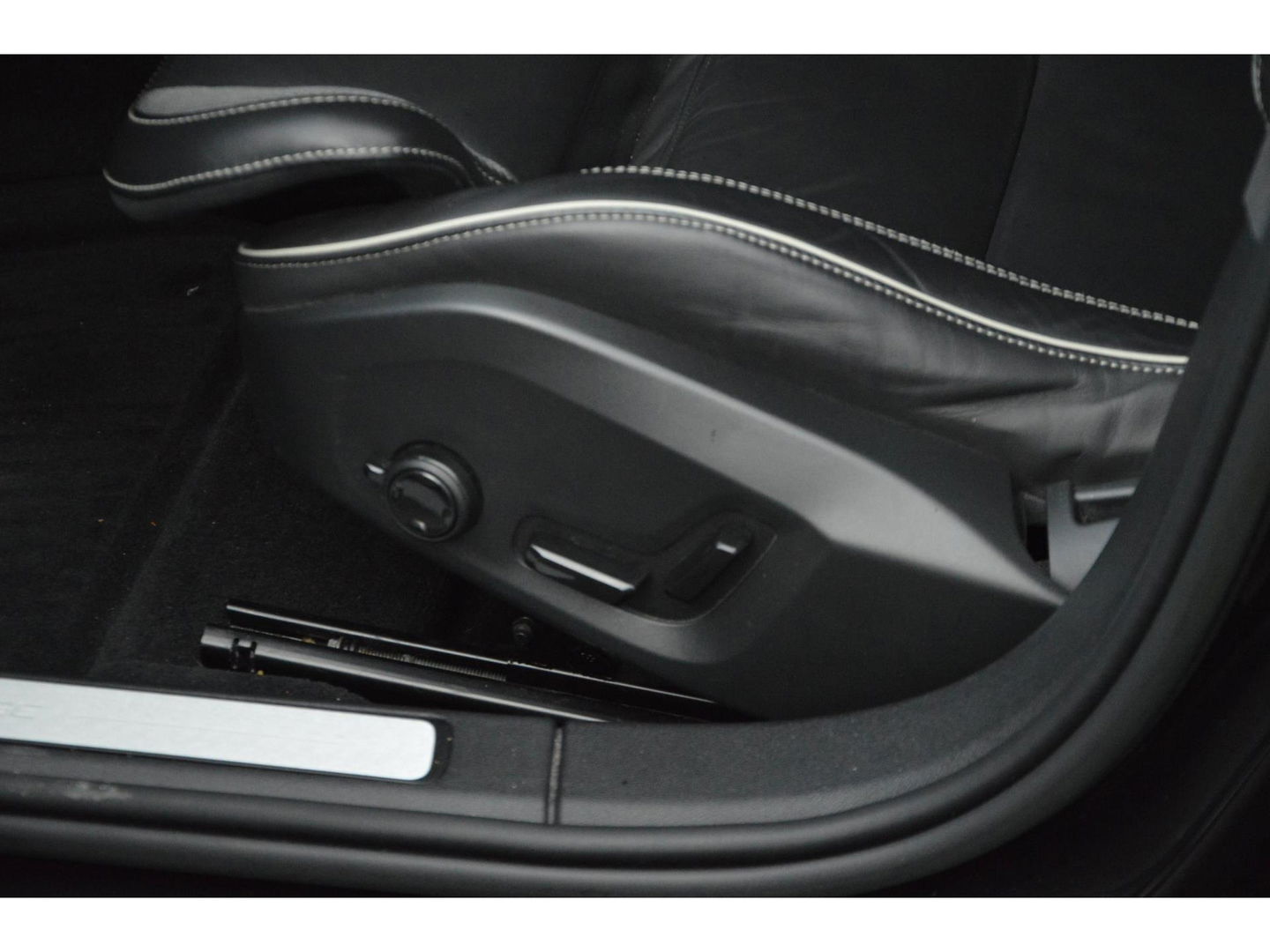 Volvo V60 T6 Hybride AWD Ultimate Dark LONG RANGE | Panoramadak | 360 Camera | Stoel + Stuur Verwarmd | Pilot-assist |