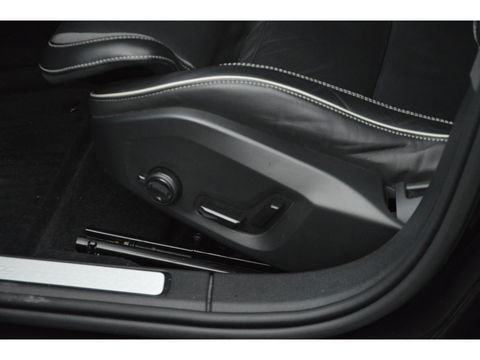 Volvo V60 T6 Hybride AWD Ultimate Dark LONG RANGE | Panoramadak | 360 Camera | Stoel + Stuur Verwarmd | Pilot-assist |