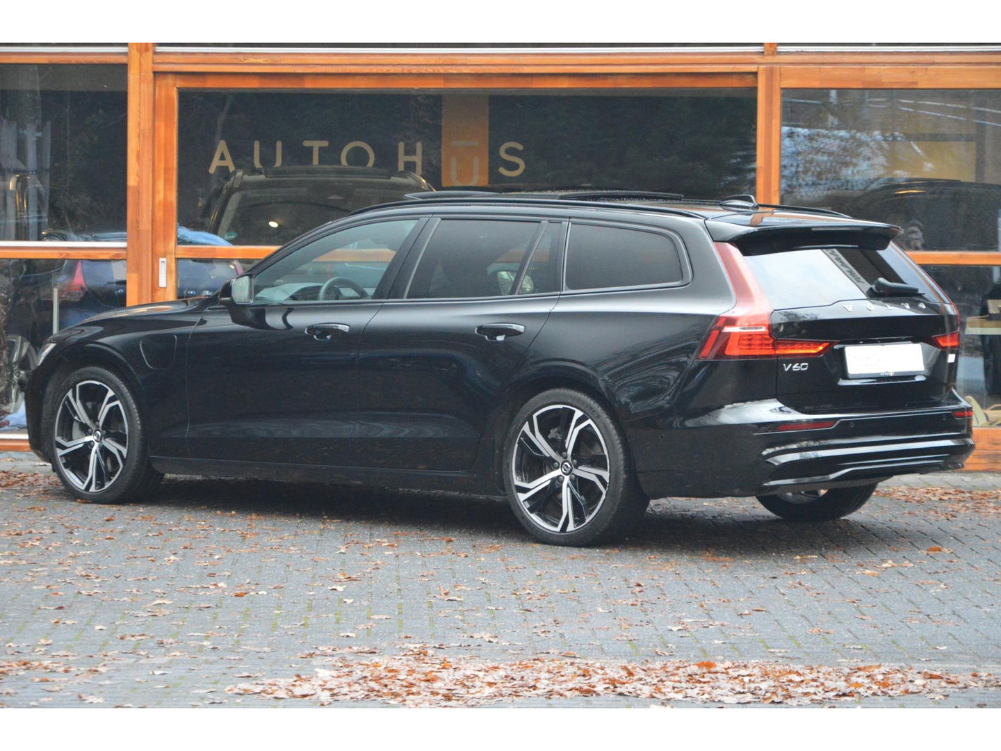Volvo V60 T6 Hybride AWD Ultimate Dark LONG RANGE | Panoramadak | 360 Camera | Stoel + Stuur Verwarmd | Pilot-assist |