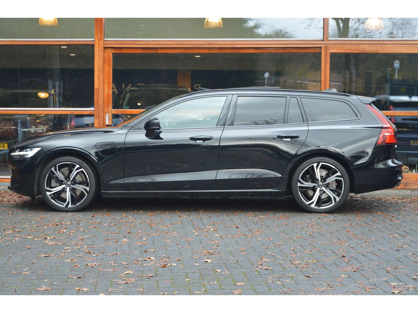 Volvo V60 T6 Hybride AWD Plus Dark LONG RANGE | Panoramadak | 360 Camera | Stoel + Stuur Verwarmd | Pilot-assist |