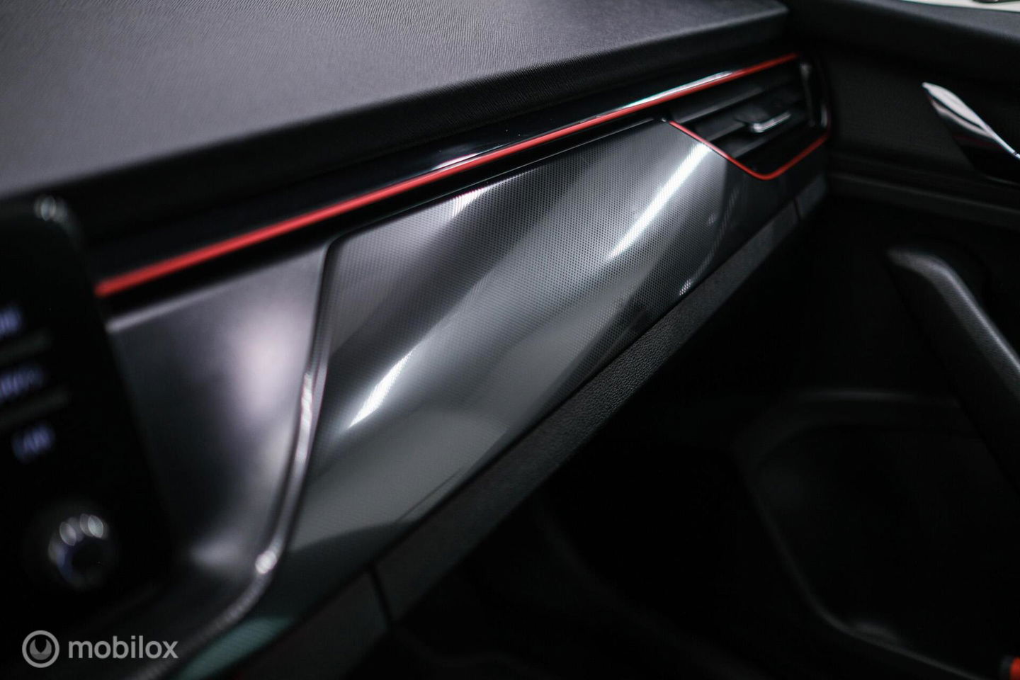 Škoda Scala 1.0 TSI Sport Business | Sportstoelen | Trekaak | NAP NL auto | LED | Adaptive cruise | Clima | Dealer oh | 17 inch | CarPlay |