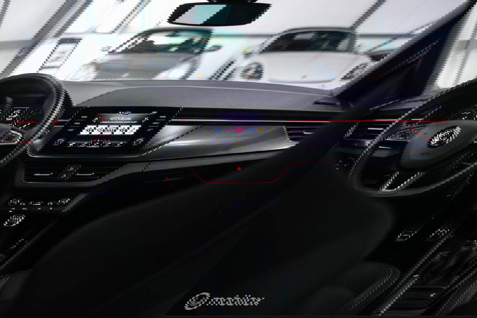 Škoda Scala 1.0 TSI Sport Business | Sportstoelen | Trekaak | NAP NL auto | LED | Adaptive cruise | Clima | Dealer oh | 17 inch | CarPlay |