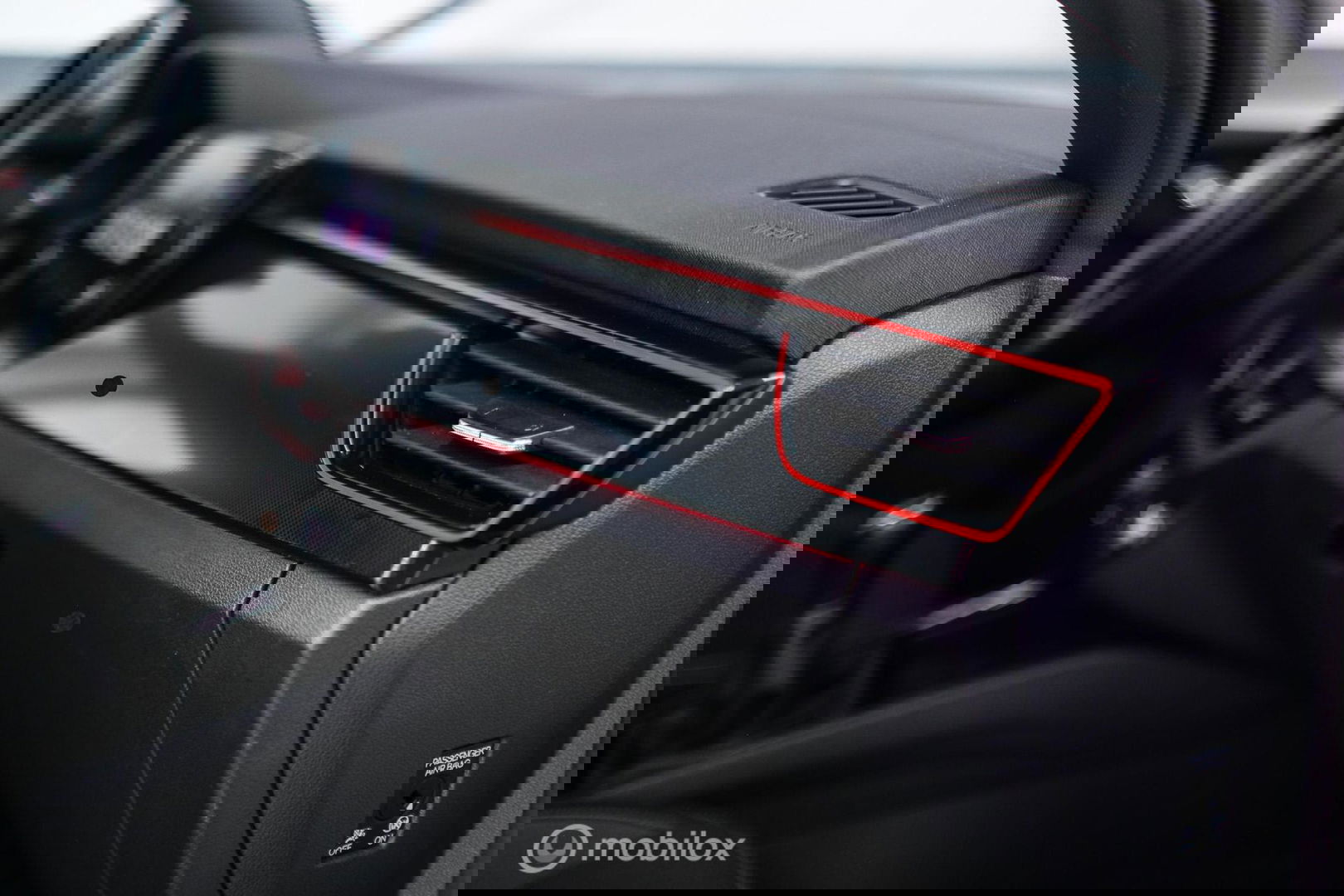 Škoda Scala 1.0 TSI Sport Business | Sportstoelen | Trekaak | NAP NL auto | LED | Adaptive cruise | Clima | Dealer oh | 17 inch | CarPlay |