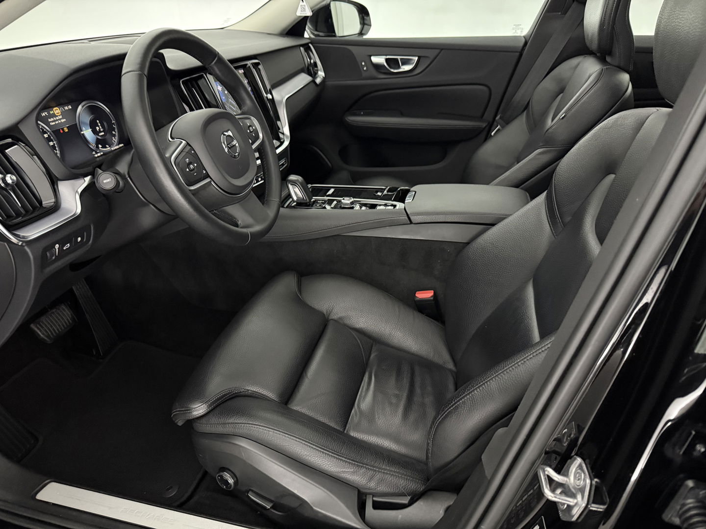 Volvo V60 2.0 T6 Recharge AWD 340PK Inscription | SOH 86% | Pano | Virtual | Camera | Carplay | Leder | Trekh. | Cruise | Keyless