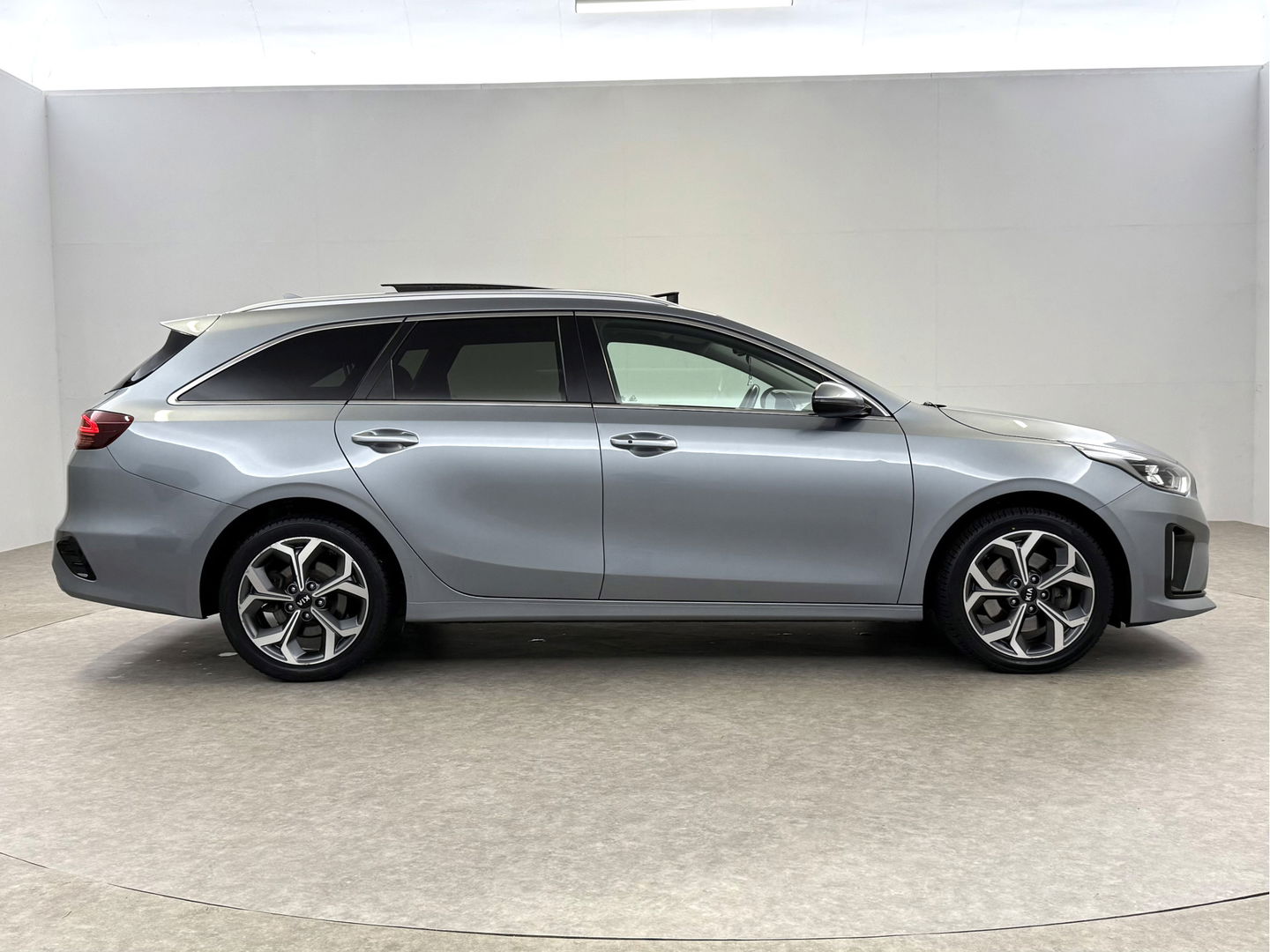 Kia Ceed 1.6 GDI PHEV ExecutiveLine | Pano | Camera | Carplay | Cruise | Keyless | Virtual | Navi