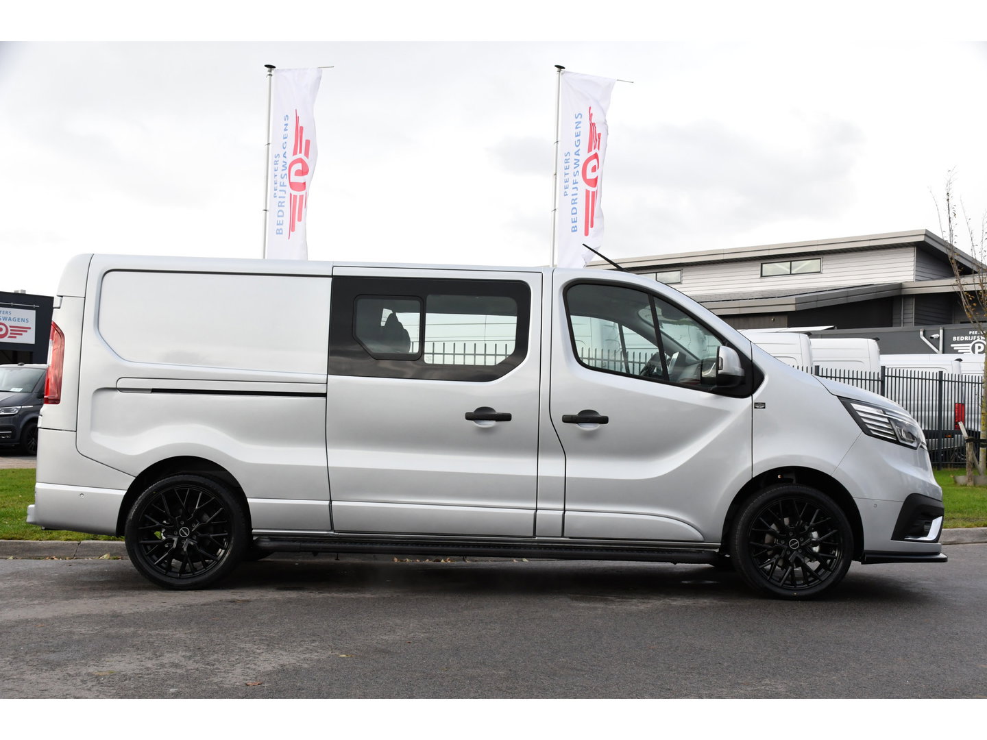 Renault Trafic 2.0 170 T29 L2H1 Extra DC Limited Edition Facelift! 3 x Leverbaar, Virtual, Cruise, Carplay, Stoelverwarming, Clima, Automaat, LED, 170PK, 2 x Schuifdeur, Uniek!