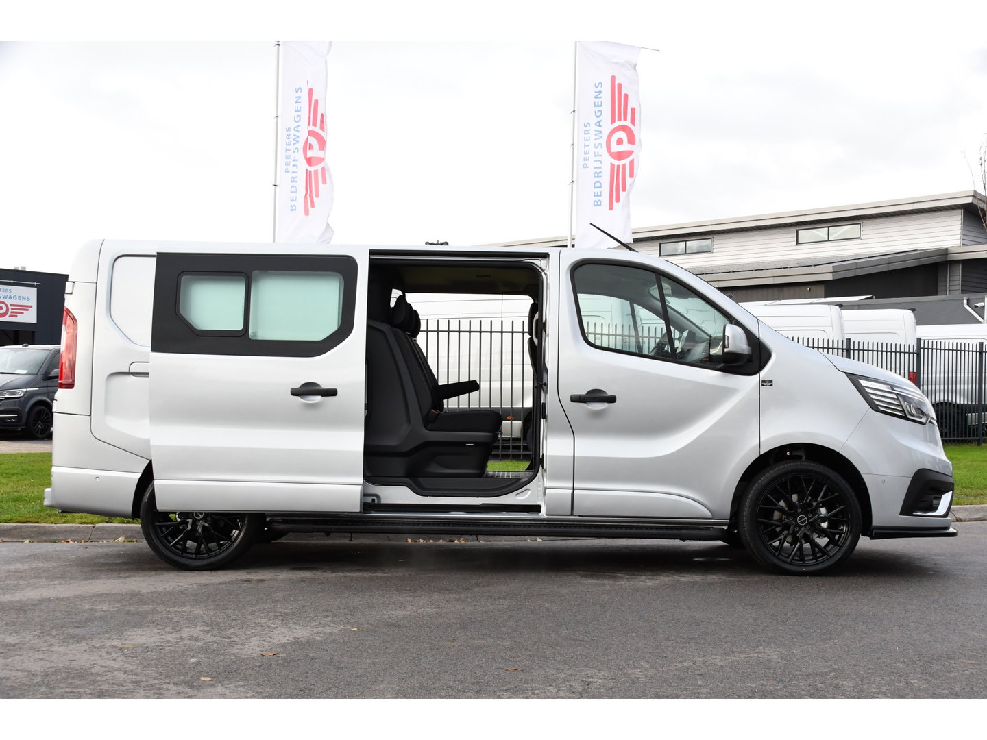 Renault Trafic 2.0 170 T29 L2H1 Extra DC Limited Edition Facelift! 3 x Leverbaar, Virtual, Cruise, Carplay, Stoelverwarming, Clima, Automaat, LED, 170PK, 2 x Schuifdeur, Uniek!