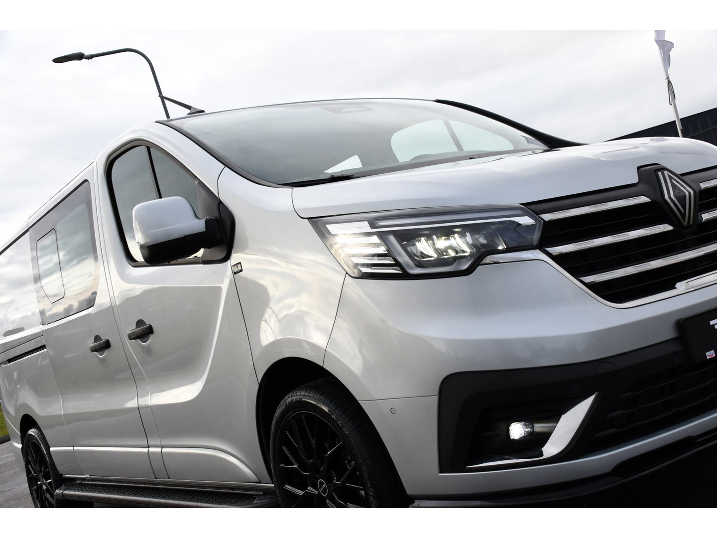 Renault Trafic 2.0 170 T29 L2H1 Extra DC Limited Edition Facelift! 3 x Leverbaar, Virtual, Cruise, Carplay, Stoelverwarming, Clima, Automaat, LED, 170PK, 2 x Schuifdeur, Uniek!