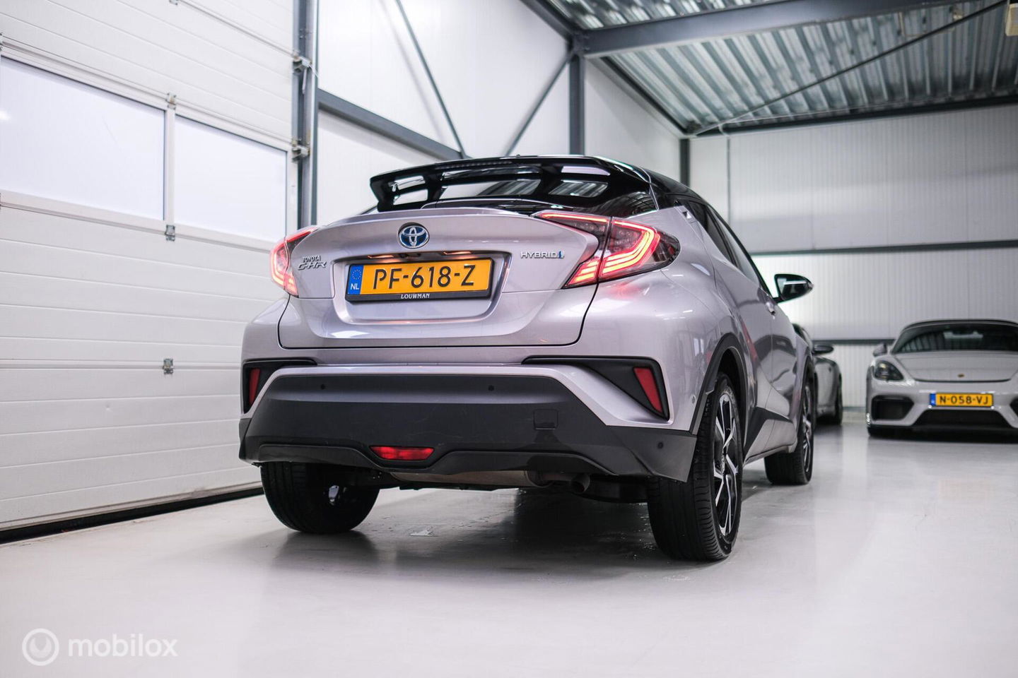 Toyota C-HR 1.8 Hybrid Bi-Tone Plus | Camera | Stoel + stuurwiel verwarming | Dealer OH | LED | DAB |