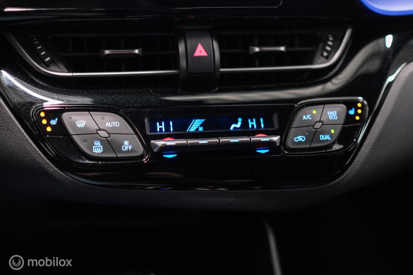 Toyota C-HR 1.8 Hybrid Bi-Tone Plus | Camera | Stoel + stuurwiel verwarming | Dealer OH | LED | DAB |