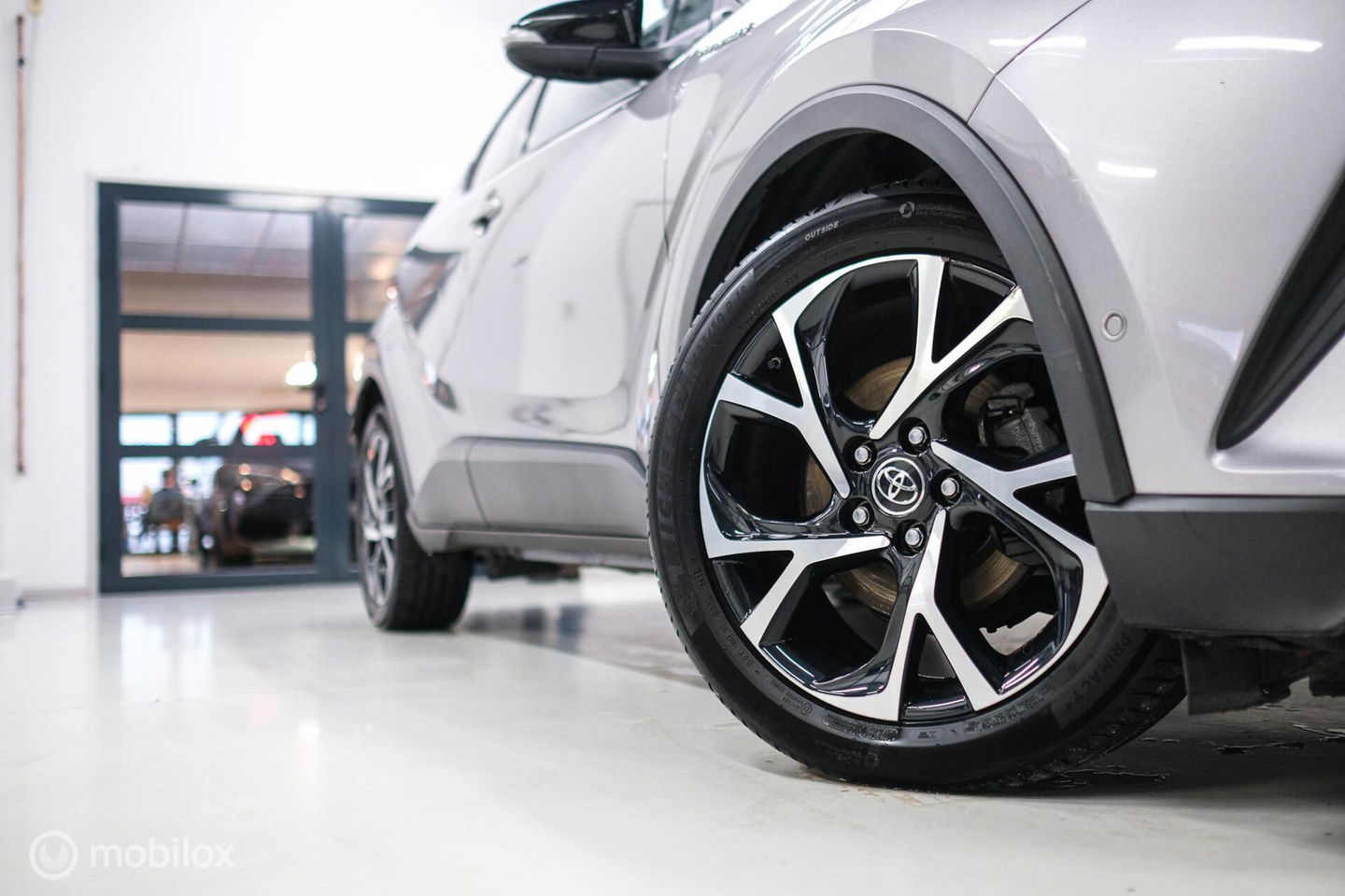 Toyota C-HR 1.8 Hybrid Bi-Tone Plus | Camera | Stoel + stuurwiel verwarming | Dealer OH | LED | DAB |