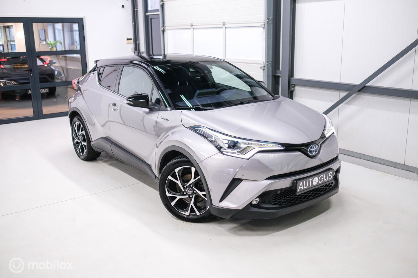 Toyota C-HR 1.8 Hybrid Bi-Tone Plus | Camera | Stoel + stuurwiel verwarming | Dealer OH | LED | DAB |