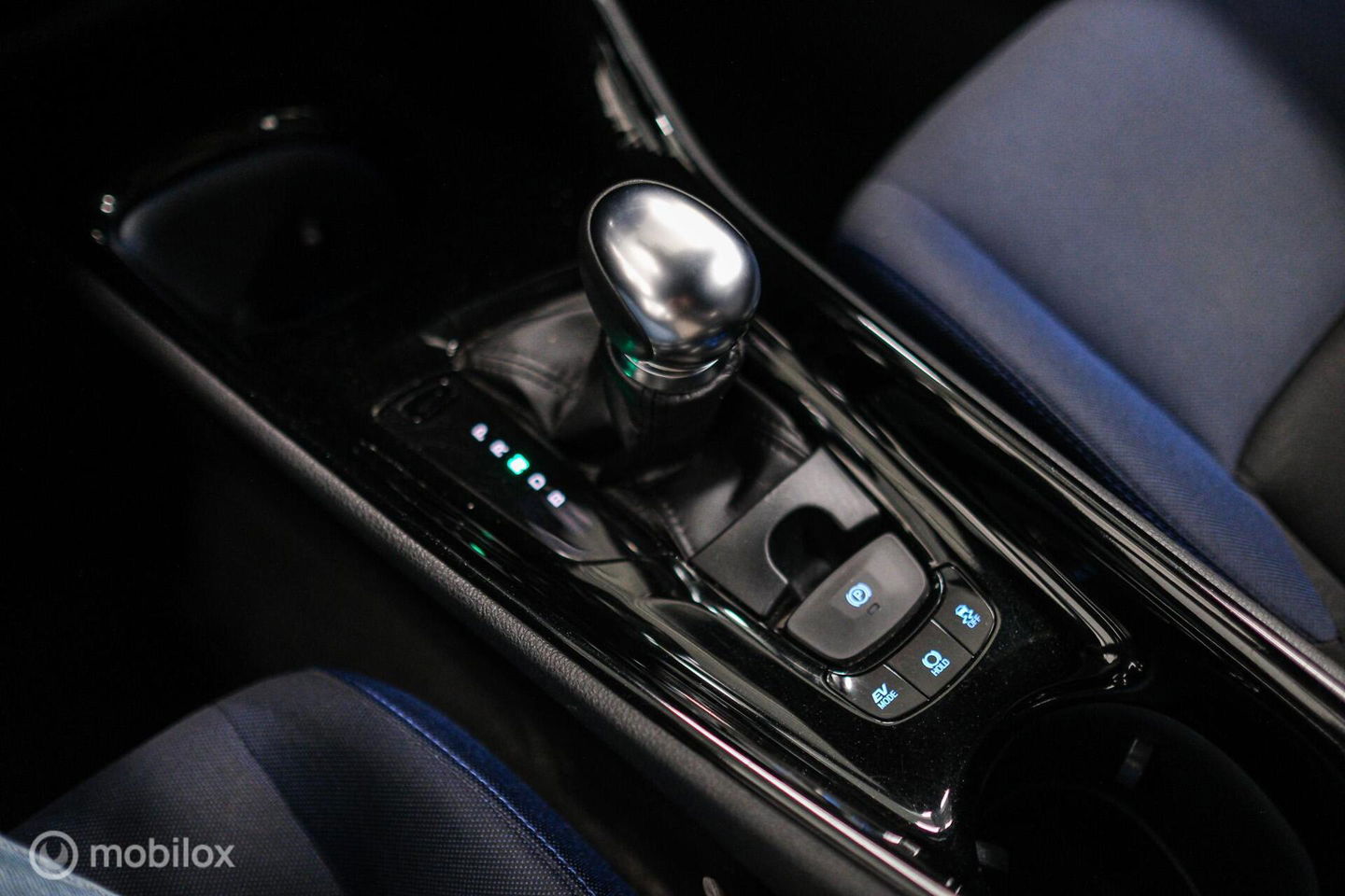 Toyota C-HR 1.8 Hybrid Bi-Tone Plus | Camera | Stoel + stuurwiel verwarming | Dealer OH | LED | DAB |