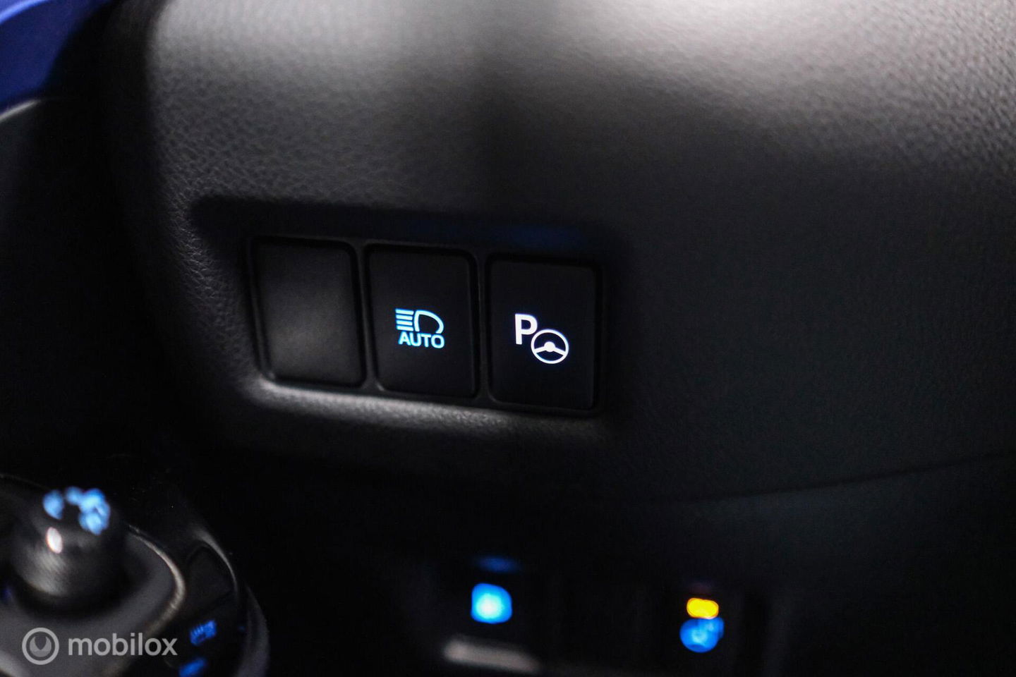 Toyota C-HR 1.8 Hybrid Bi-Tone Plus | Camera | Stoel + stuurwiel verwarming | Dealer OH | LED | DAB |