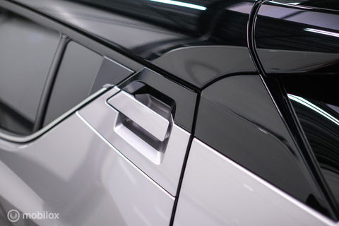 Toyota C-HR 1.8 Hybrid Bi-Tone Plus | Camera | Stoel + stuurwiel verwarming | Dealer OH | LED | DAB |