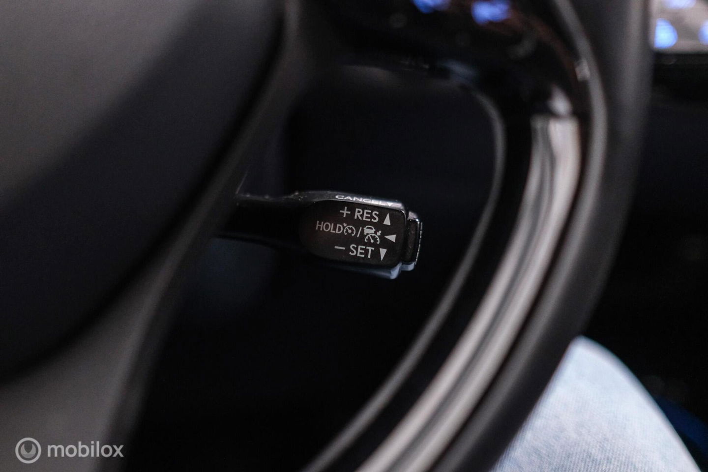 Toyota C-HR 1.8 Hybrid Bi-Tone Plus | Camera | Stoel + stuurwiel verwarming | Dealer OH | LED | DAB |