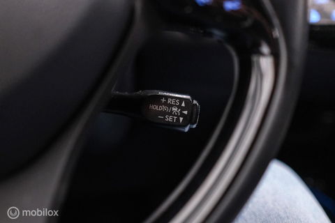 Toyota C-HR 1.8 Hybrid Bi-Tone Plus | Camera | Stoel + stuurwiel verwarming | Dealer OH | LED | DAB |