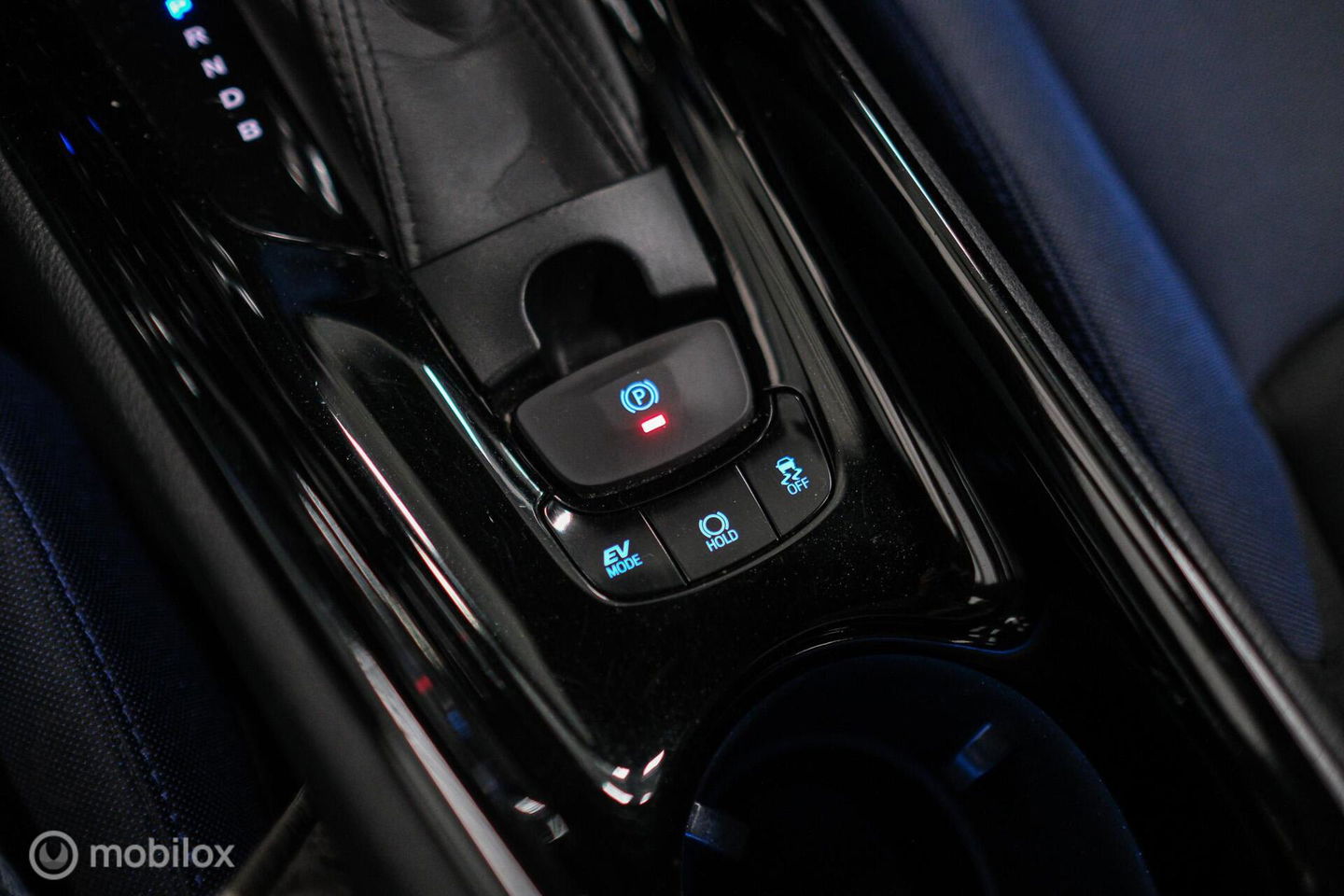 Toyota C-HR 1.8 Hybrid Bi-Tone Plus | Camera | Stoel + stuurwiel verwarming | Dealer OH | LED | DAB |