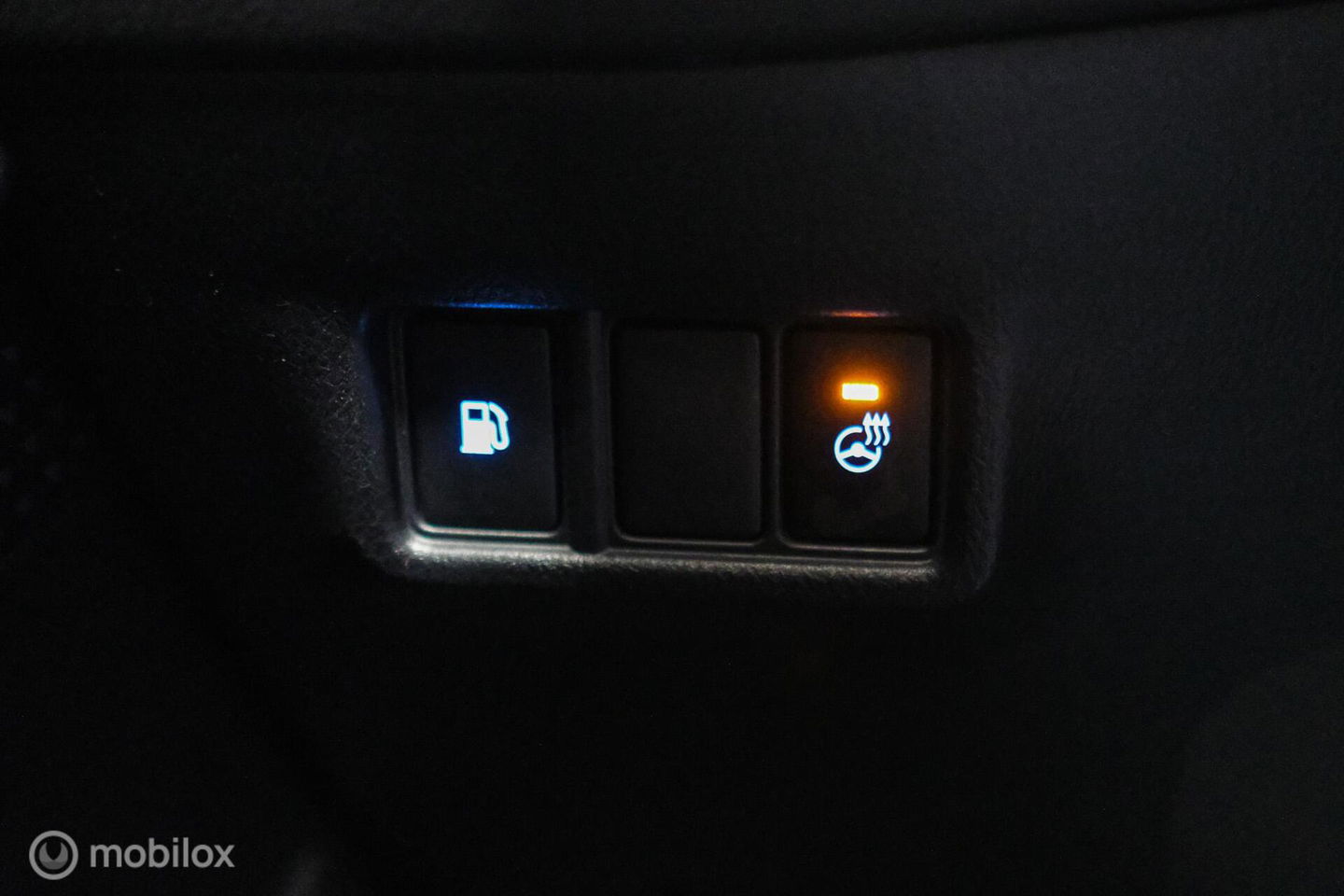 Toyota C-HR 1.8 Hybrid Bi-Tone Plus | Camera | Stoel + stuurwiel verwarming | Dealer OH | LED | DAB |