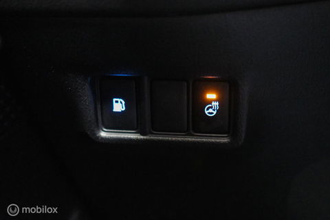 Toyota C-HR 1.8 Hybrid Bi-Tone Plus | Camera | Stoel + stuurwiel verwarming | Dealer OH | LED | DAB |