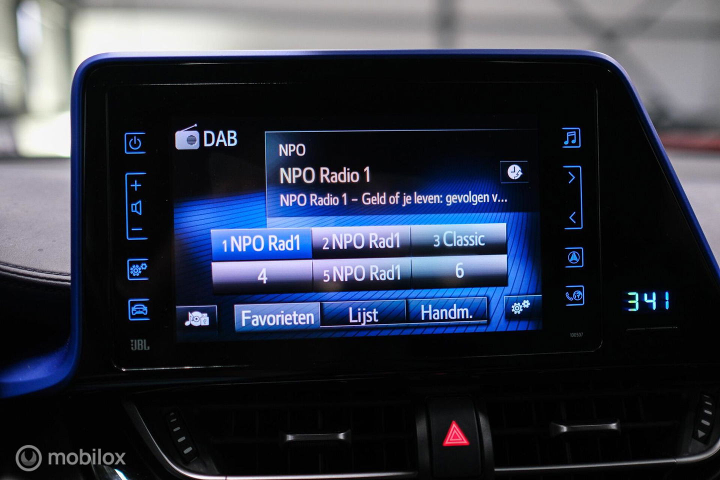 Toyota C-HR 1.8 Hybrid Bi-Tone Plus | Camera | Stoel + stuurwiel verwarming | Dealer OH | LED | DAB |