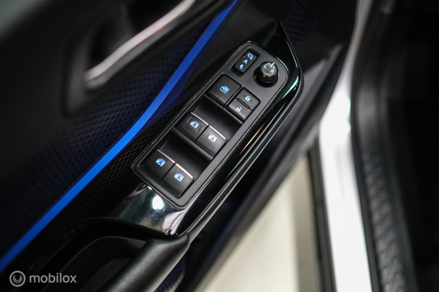 Toyota C-HR 1.8 Hybrid Bi-Tone Plus | Camera | Stoel + stuurwiel verwarming | Dealer OH | LED | DAB |