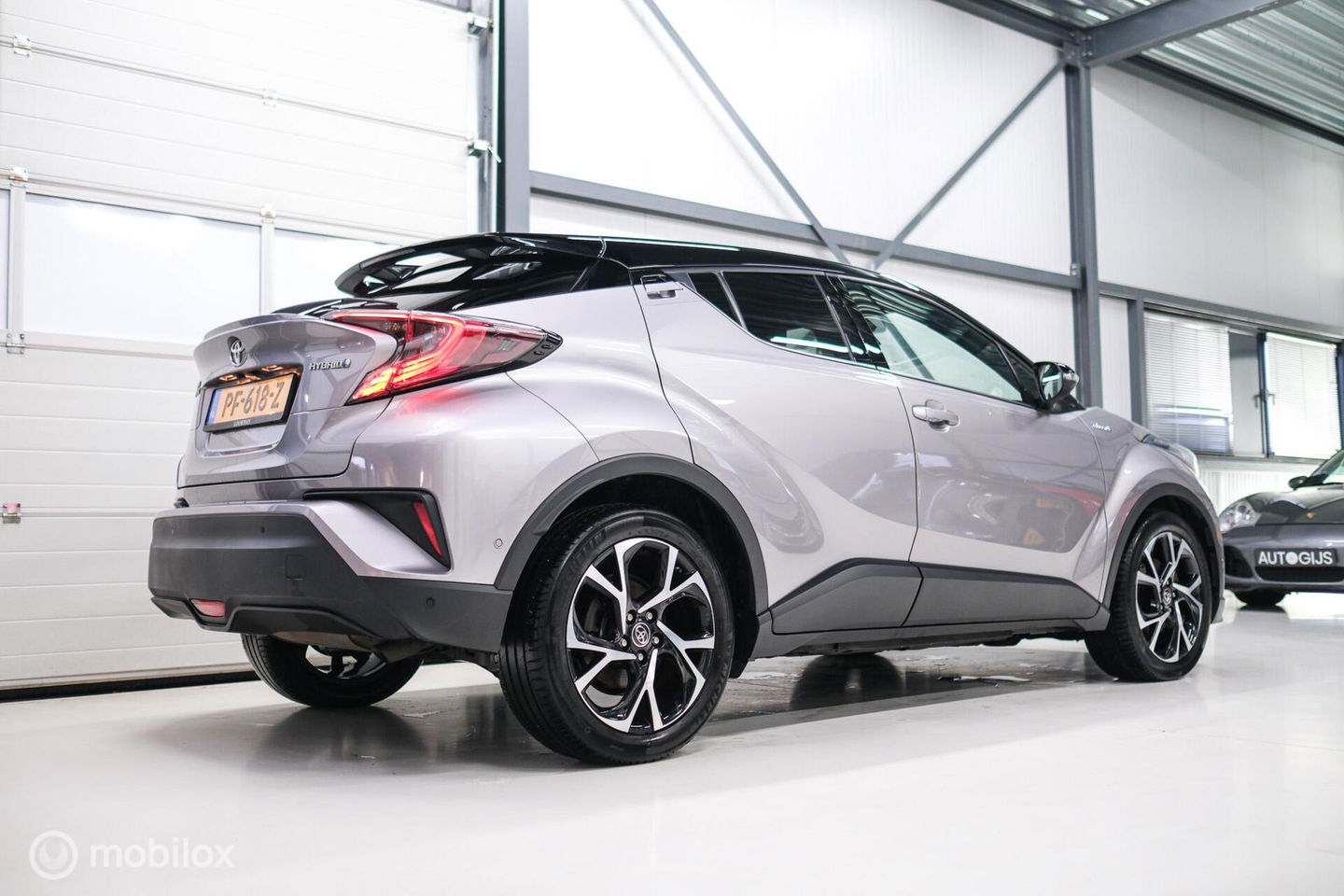 Toyota C-HR 1.8 Hybrid Bi-Tone Plus | Camera | Stoel + stuurwiel verwarming | Dealer OH | LED | DAB |