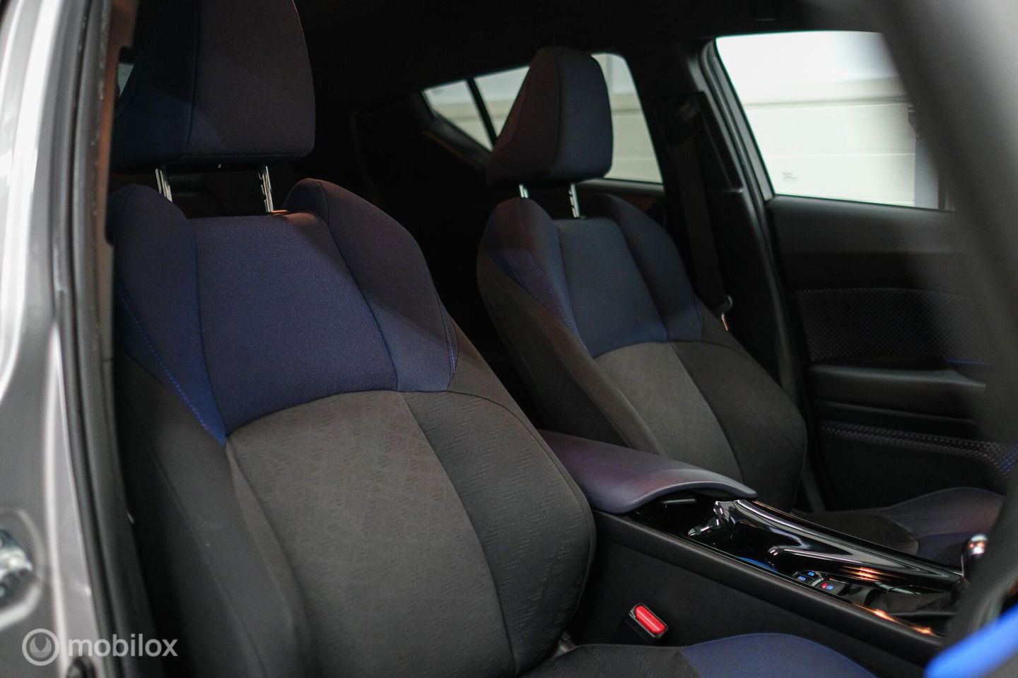 Toyota C-HR 1.8 Hybrid Bi-Tone Plus | Camera | Stoel + stuurwiel verwarming | Dealer OH | LED | DAB |