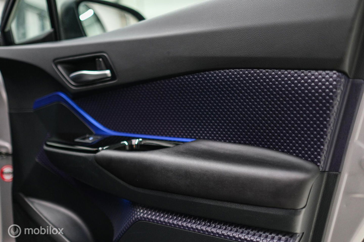 Toyota C-HR 1.8 Hybrid Bi-Tone Plus | Camera | Stoel + stuurwiel verwarming | Dealer OH | LED | DAB |