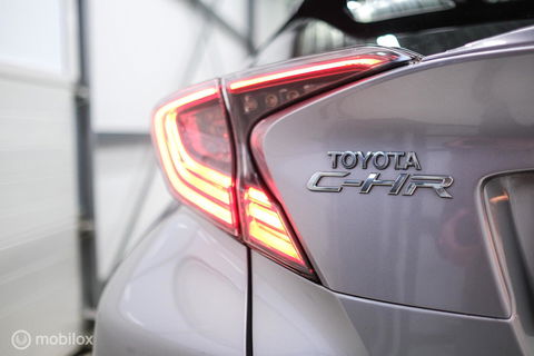Toyota C-HR 1.8 Hybrid Bi-Tone Plus | Camera | Stoel + stuurwiel verwarming | Dealer OH | LED | DAB |