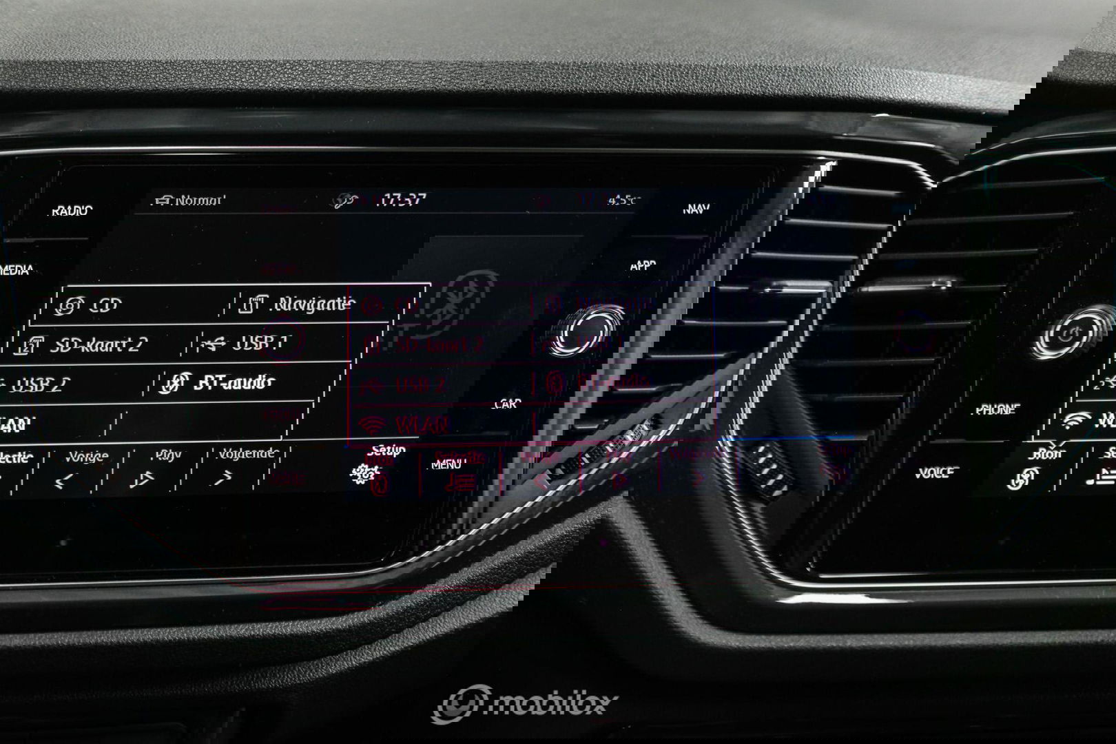 Volkswagen T-Roc 1.5 TSI Sport | Virtual cockpit | Adaptive | Camera | Sportstoelen | schakelflippers | Stoelverwarming | LED |