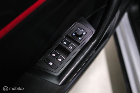 Volkswagen T-Roc 1.5 TSI Sport | Virtual cockpit | Adaptive | Camera | Sportstoelen | schakelflippers | Stoelverwarming | LED |