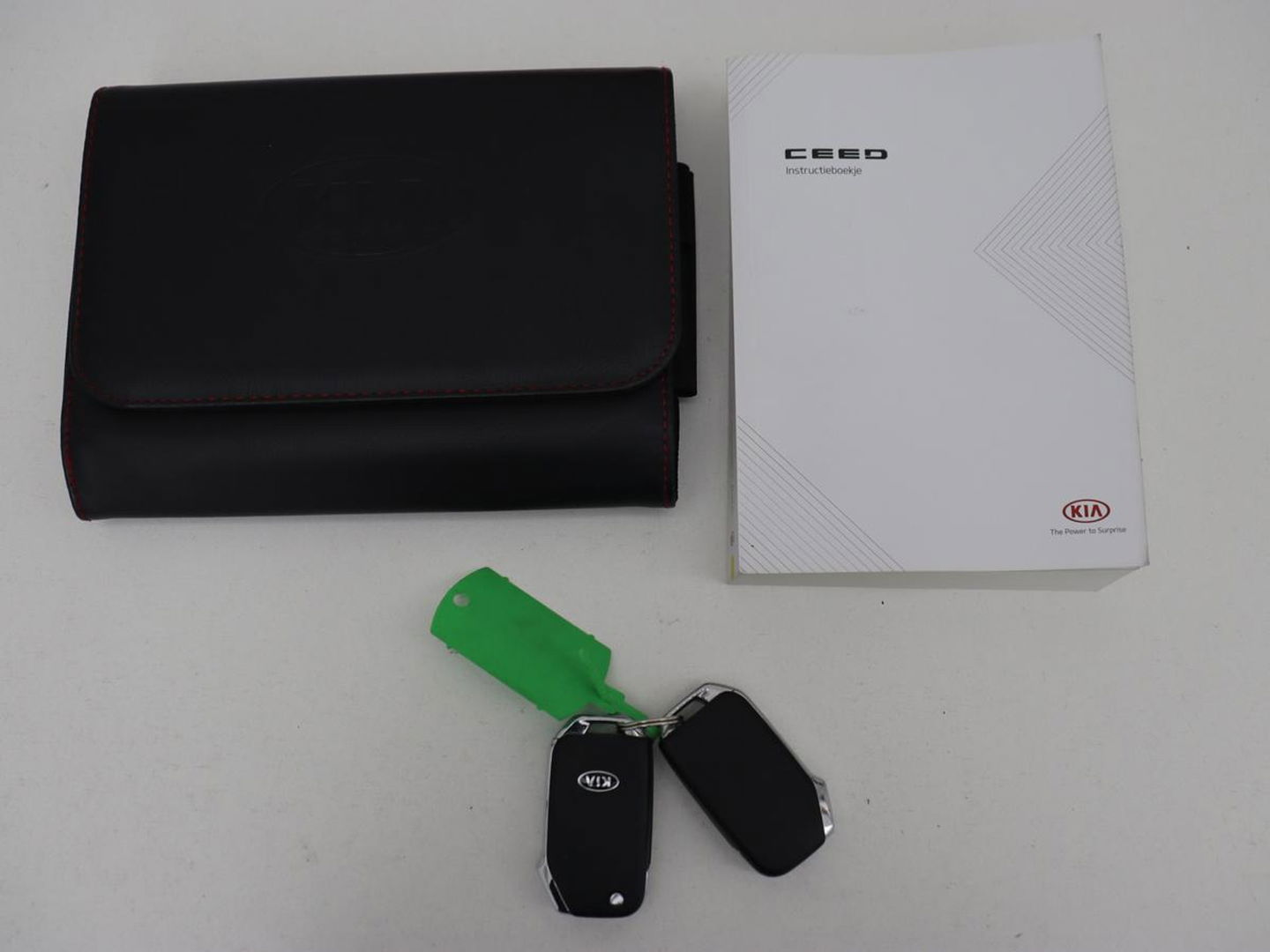 Kia Ceed 1.5 T-GDi MHEV GT-Line | 160pk | Camera | Carplay | Navigatie | Sportstuur | DAB | Parkeerhulp | Getint glas | Cruise control