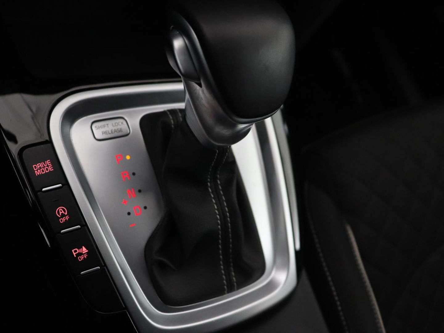 Kia Ceed 1.5 T-GDi MHEV GT-Line | 160pk | Camera | Carplay | Navigatie | Sportstuur | DAB | Parkeerhulp | Getint glas | Cruise control