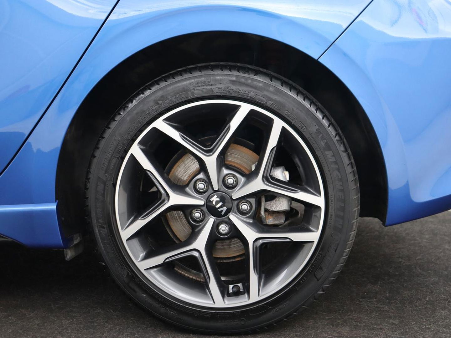 Kia Ceed 1.5 T-GDi MHEV GT-Line | 160pk | Camera | Carplay | Navigatie | Sportstuur | DAB | Parkeerhulp | Getint glas | Cruise control