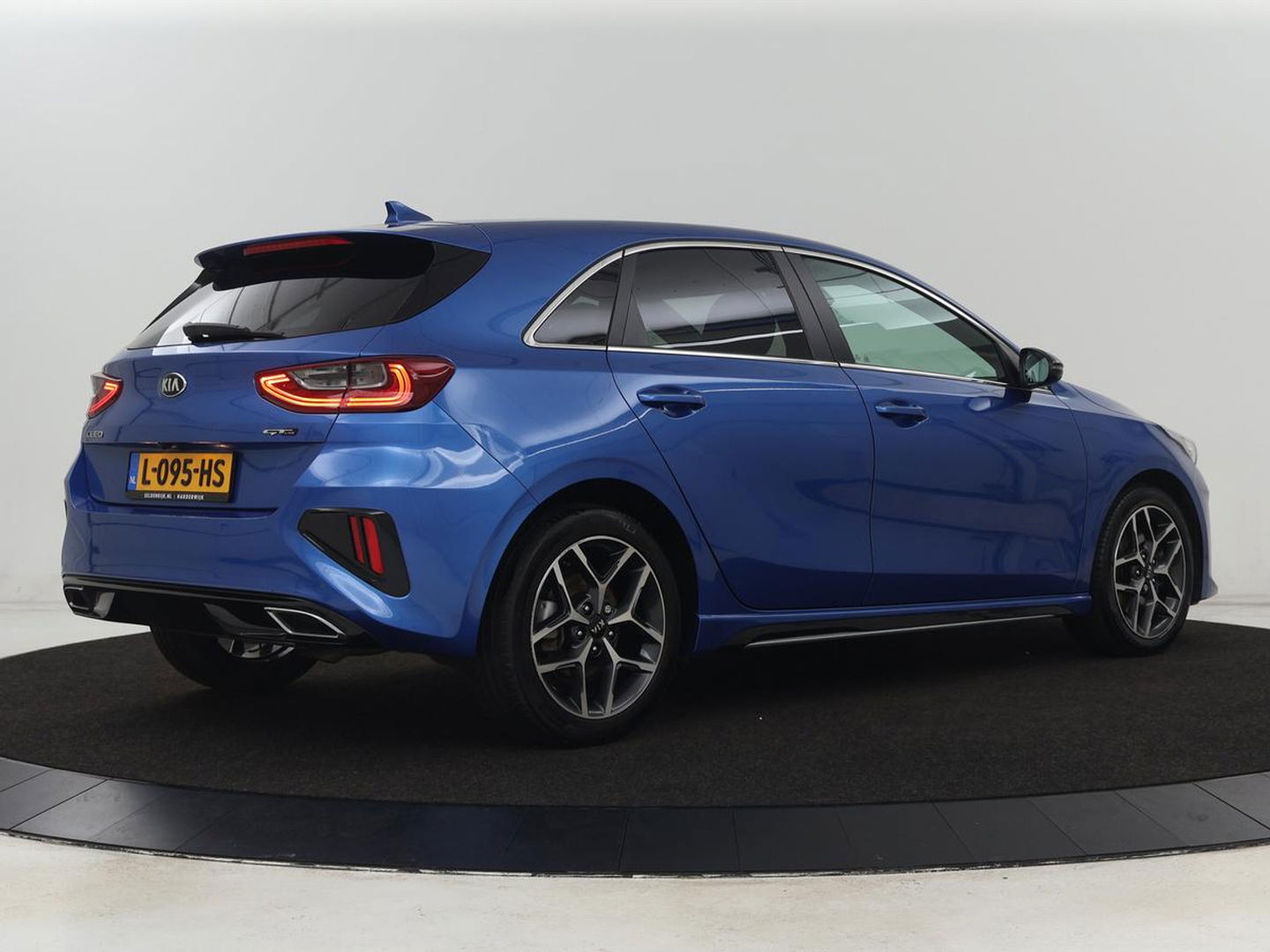 Kia Ceed 1.5 T-GDi MHEV GT-Line | 160pk | Camera | Carplay | Navigatie | Sportstuur | DAB | Parkeerhulp | Getint glas | Cruise control