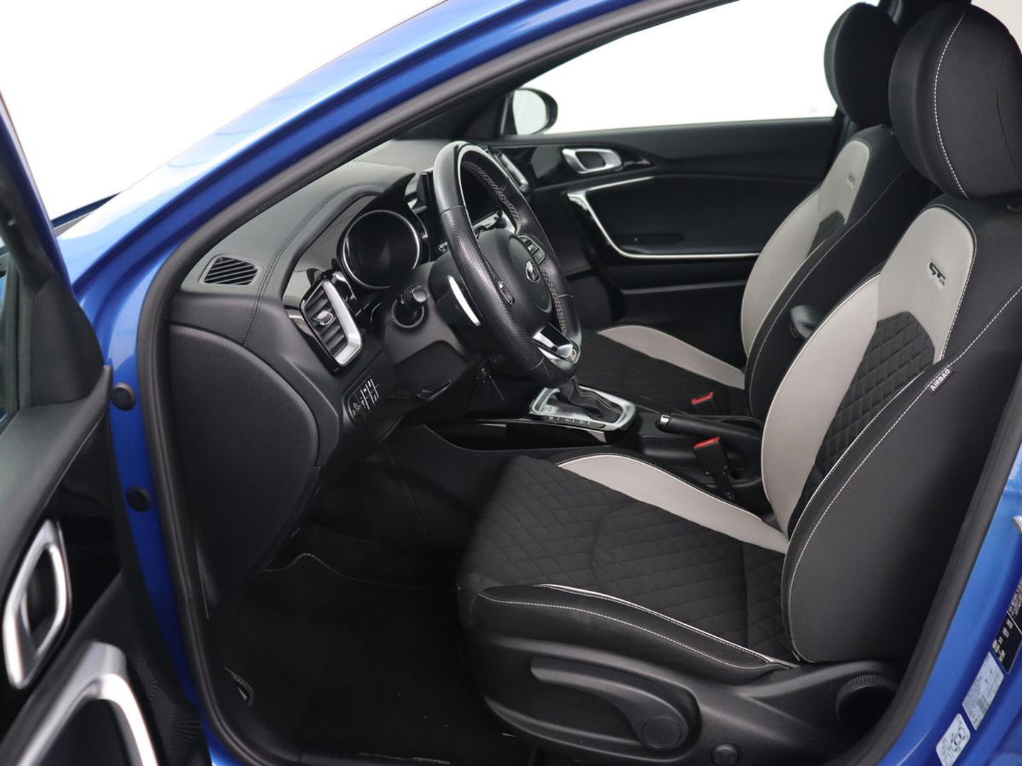 Kia Ceed 1.5 T-GDi MHEV GT-Line | 160pk | Camera | Carplay | Navigatie | Sportstuur | DAB | Parkeerhulp | Getint glas | Cruise control