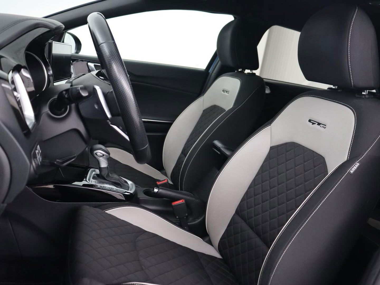 Kia Ceed 1.5 T-GDi MHEV GT-Line | 160pk | Camera | Carplay | Navigatie | Sportstuur | DAB | Parkeerhulp | Getint glas | Cruise control