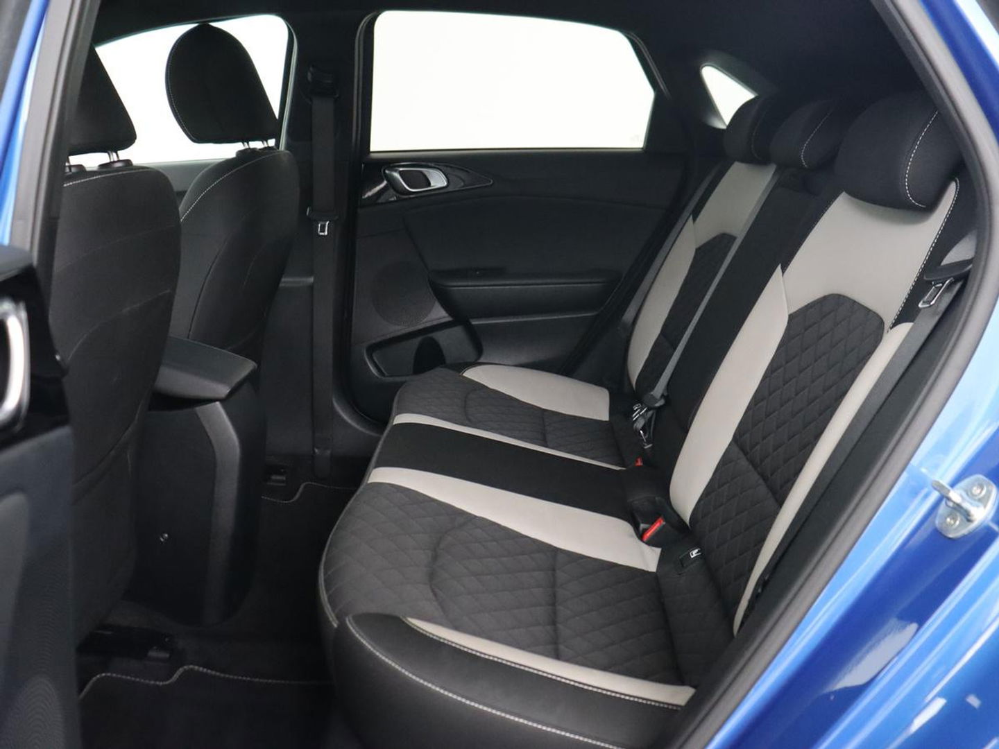 Kia Ceed 1.5 T-GDi MHEV GT-Line | 160pk | Camera | Carplay | Navigatie | Sportstuur | DAB | Parkeerhulp | Getint glas | Cruise control