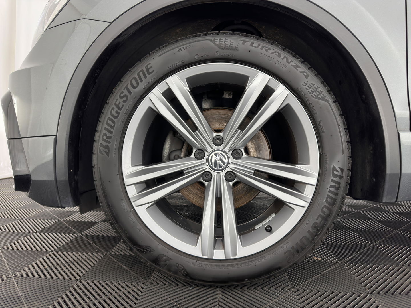 Volkswagen Tiguan 1.5 TSI R-Line Comfortline Business (INCL-BTW) *PANO | FULL-LED | ADAPTIVE-CRUISE | DIGI-COCKPIT | HEATED-COMFORTSEATS | NAV-FULLMAP | DAB+ | TOWBAR | PRIVACY-GLASS | ECC | PDC | 19''ALU*