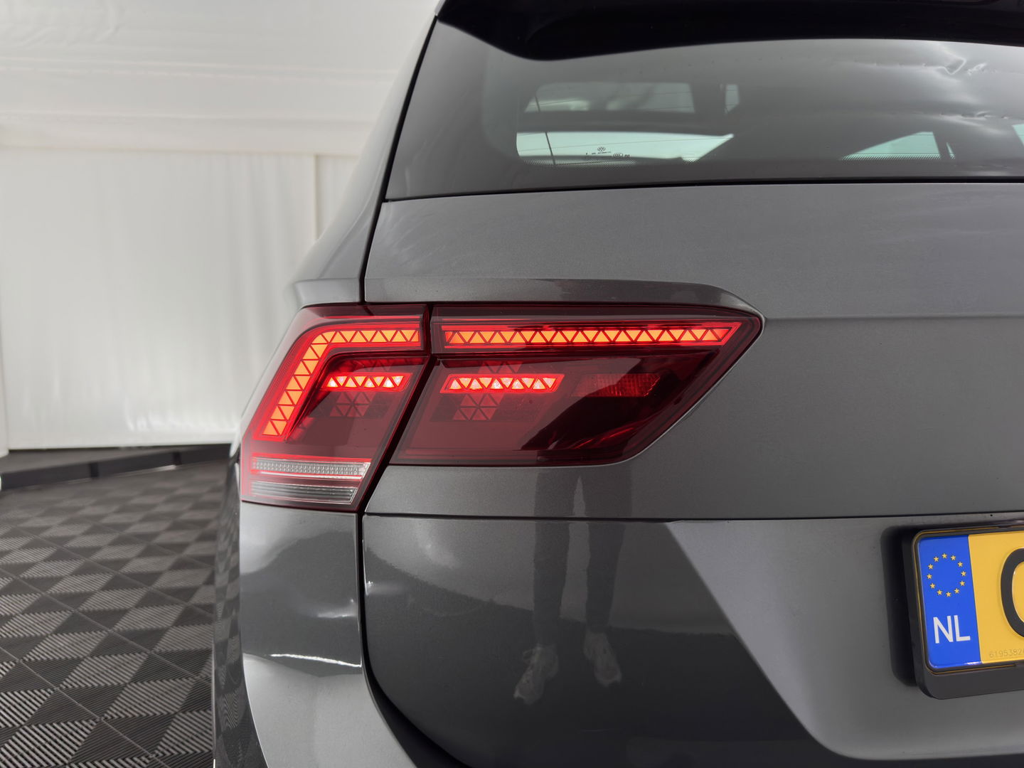 Volkswagen Tiguan 1.5 TSI R-Line Comfortline Business (INCL-BTW) *PANO | FULL-LED | ADAPTIVE-CRUISE | DIGI-COCKPIT | HEATED-COMFORTSEATS | NAV-FULLMAP | DAB+ | TOWBAR | PRIVACY-GLASS | ECC | PDC | 19''ALU*