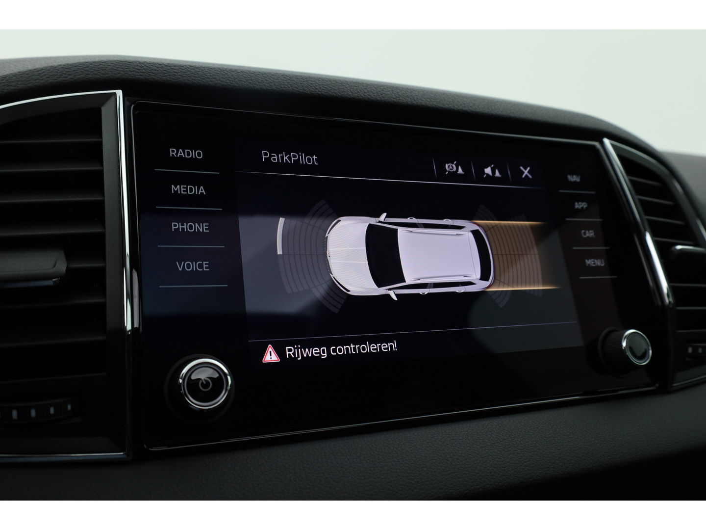 Škoda Karoq 1.5 TSI ACT DSG Style | Pano | Elek. Trekhaak | CarPlay | Keyless | Adapt. Cruise Nakijken!