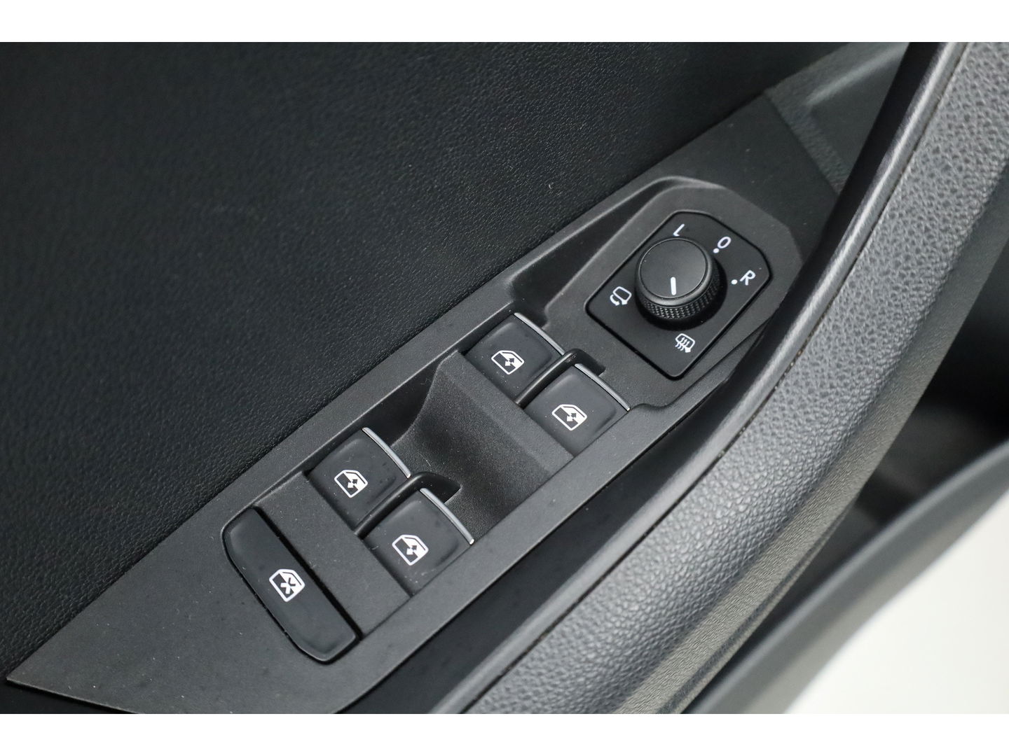 Škoda Karoq 1.5 TSI ACT DSG Style | Pano | Elek. Trekhaak | CarPlay | Keyless | Adapt. Cruise Nakijken!