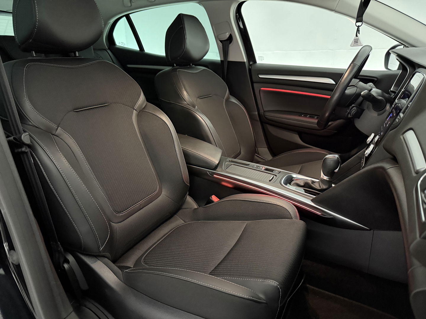 Renault Mégane 1.6 e-Tech Plug-in Intens | Adap. Cruise | Virtual | Sfeer | HuD | Stoel/Stuur verw. | Camera | Carplay | Keyless