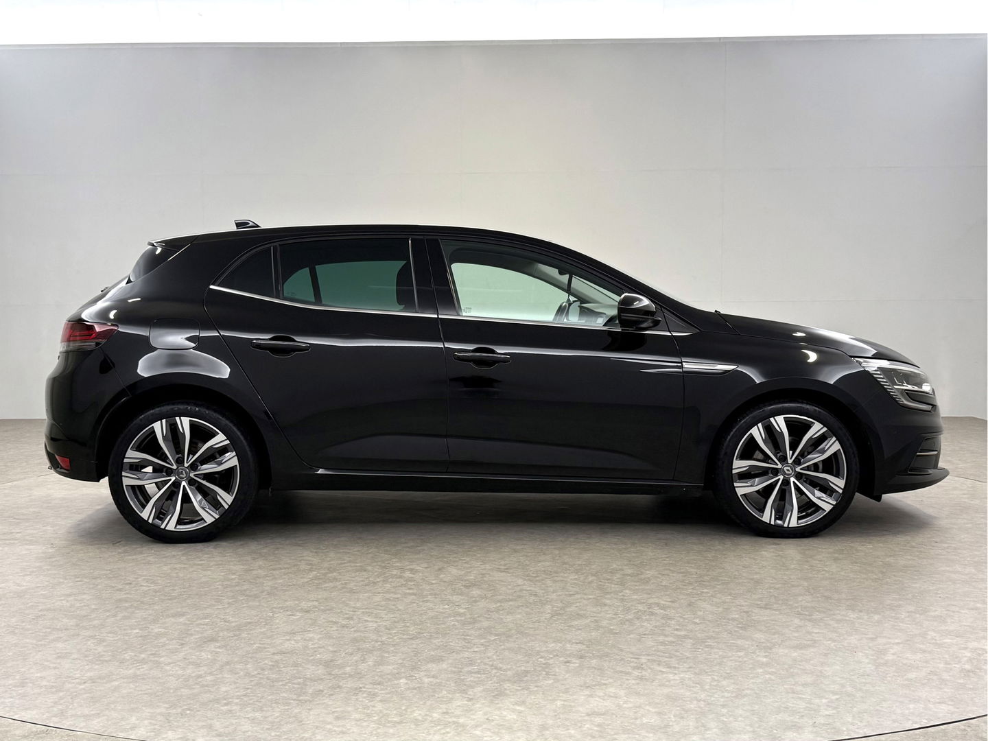 Renault Mégane 1.6 e-Tech Plug-in Intens | Adap. Cruise | Virtual | Sfeer | HuD | Stoel/Stuur verw. | Camera | Carplay | Keyless